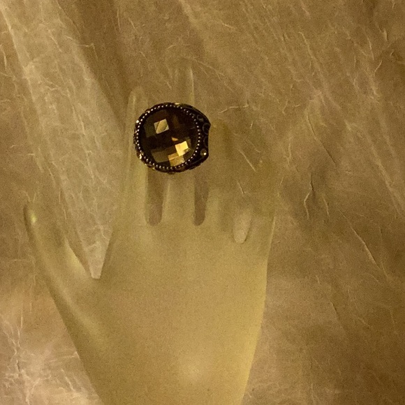 Ring copper colored with large jewel in middle & scrolled hearts on sides- Sz 8 - Picture 4 of 7